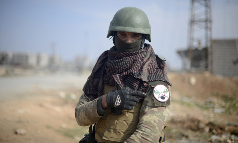 مقاتل من الجيش الحر في محيط مدينة الباب - شباط 2017 - (الأناضول)
