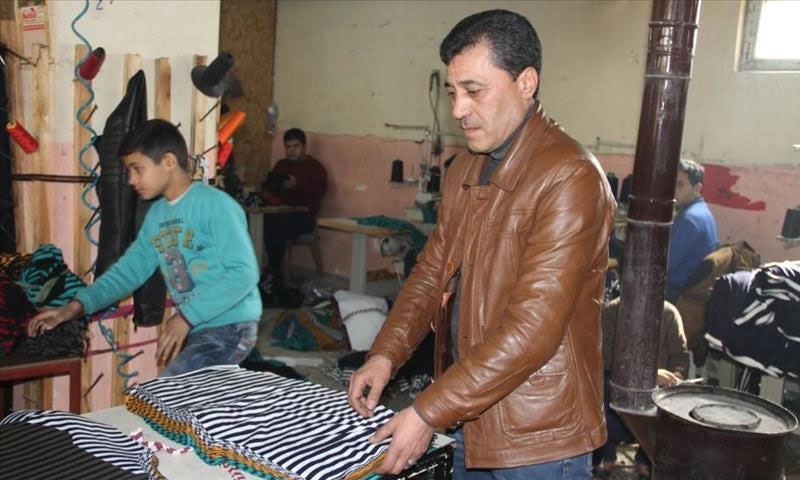سوريون يؤسسون غرفة الخياطين في غازي عنتاب - (الاناضول)
