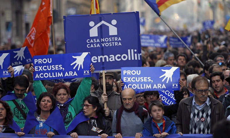مظاهرة في برشلونة لاستقبال اللاجئين - (انترنت)