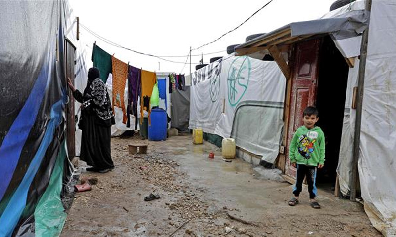 لاجئون سوريون داخل المخيمات اللبنانية (AFP)