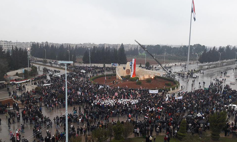 مسيرة موالية للنظام في محيط دوار "النسر" بمدينة حماة- الاثنين 13 شباط (فيس بوك)