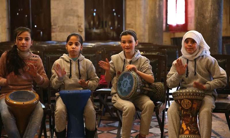 أطفال سوريون يعزفون في فرقة إيقاع تركية - (الأناضول)