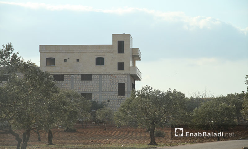 بناء منزل في منطقة نائية بريف إدلب 8 شباط 2017 (عنب بلدي)