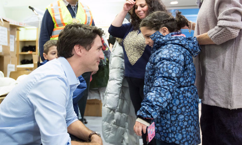 رئيس الوزراء الكندي يستقبل اللاجئين،(حساب جاستن ترودو-تويتر)