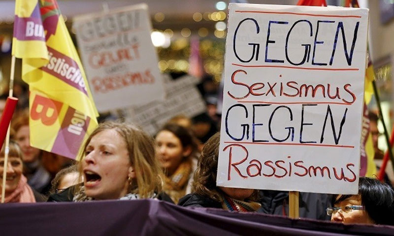 مظاهرة لنساء ألمانيات احتجاجًا على اعتداء اللاجئين في كولونيا - كانون الثاني 2016 - (انترنت)