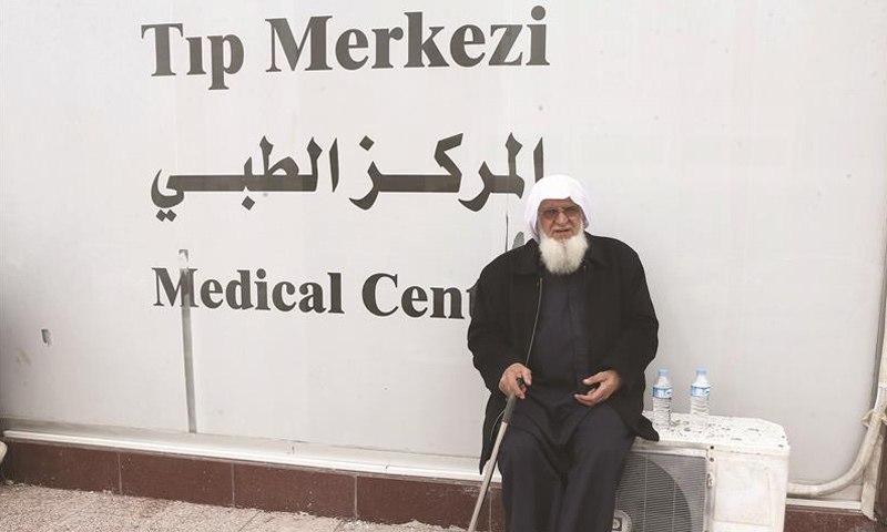 عجوز سوري في مركز طبي تركي في مدينة مرسين التركية- 2015 (AFP)