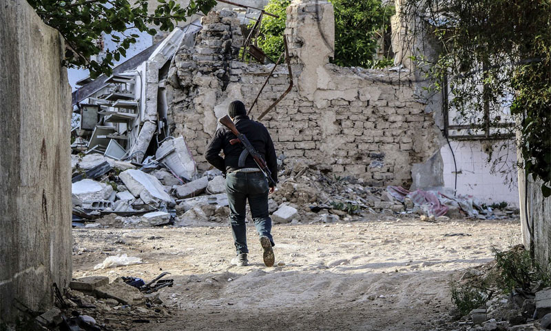 مقاتل من المعارضة السورية في ريف دمشق كانون الأول 2016 (AFP)