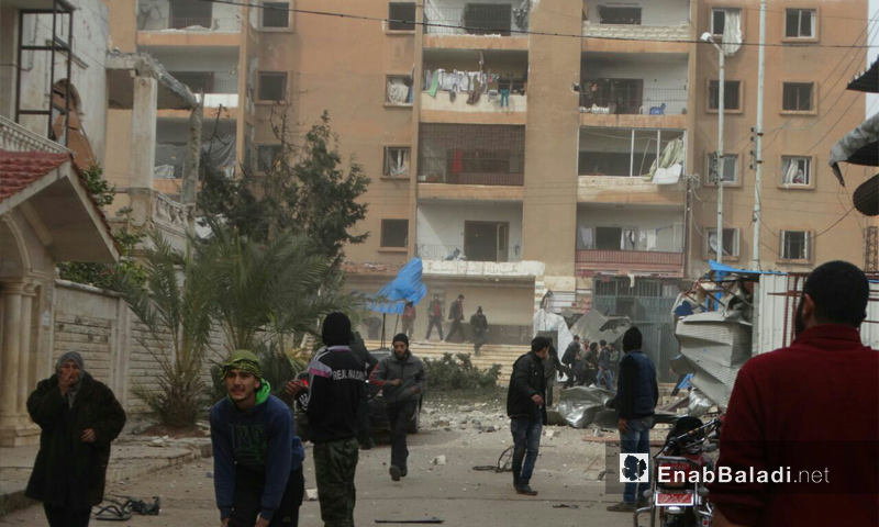 أهالي حي الوعر في حمص يتجمعون بعد قصفه من قبل قوات الأسد - 8 شباط 2017 (عنب بلدي)
