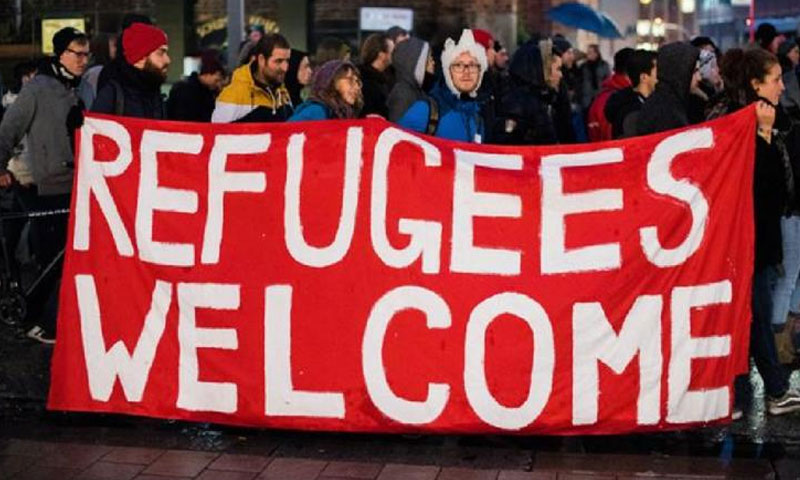 حشد من الألمان يرحبون باللاجئين - (انترنت)