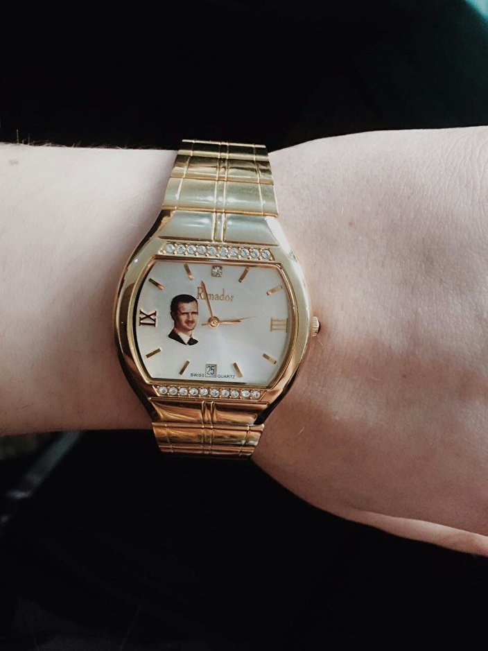 ماريانا ناوموفا ترتدي ساعة عليها صورة بشار الأسد