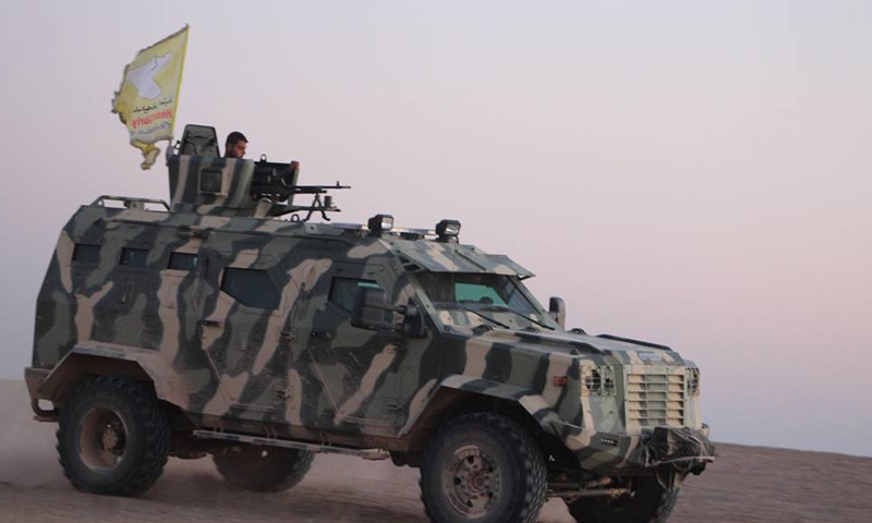 آلية تابعة لـ "قوات سوريا الديمقراطية" في ريف الرقة- آذار 2017 (قسد)