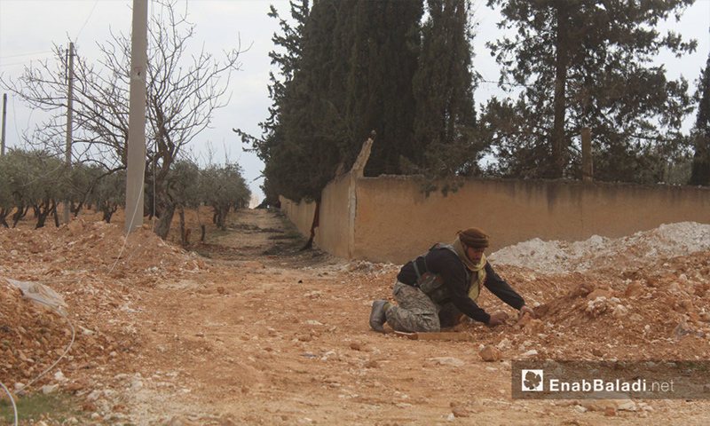 مقاتل من "الجيش الحر" ينزع الألغام التي زرعها تنظيم "الدولة" في الباب - 12 شباط 2017 (عنب بلدي)