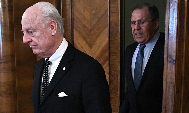 المبعوث الأممي إلى سوريا، ستيفان دي ميستورا، وخلفه وزير الخارجية الروسي سيرغي لافروف (إنترنت)