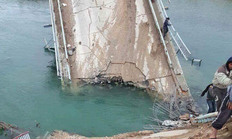 جسر "العشارة" عقب تدميره اليوم- الخميس 16 آذار (ناشطون)