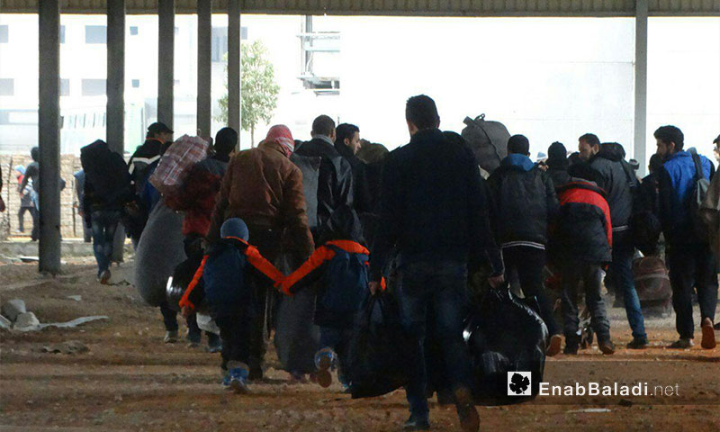 استعداد أهالي حي الوعر للمغادرة إلى الشمال السوري في القافلة الأولى - آذار 2017 - (عنب بلدي)