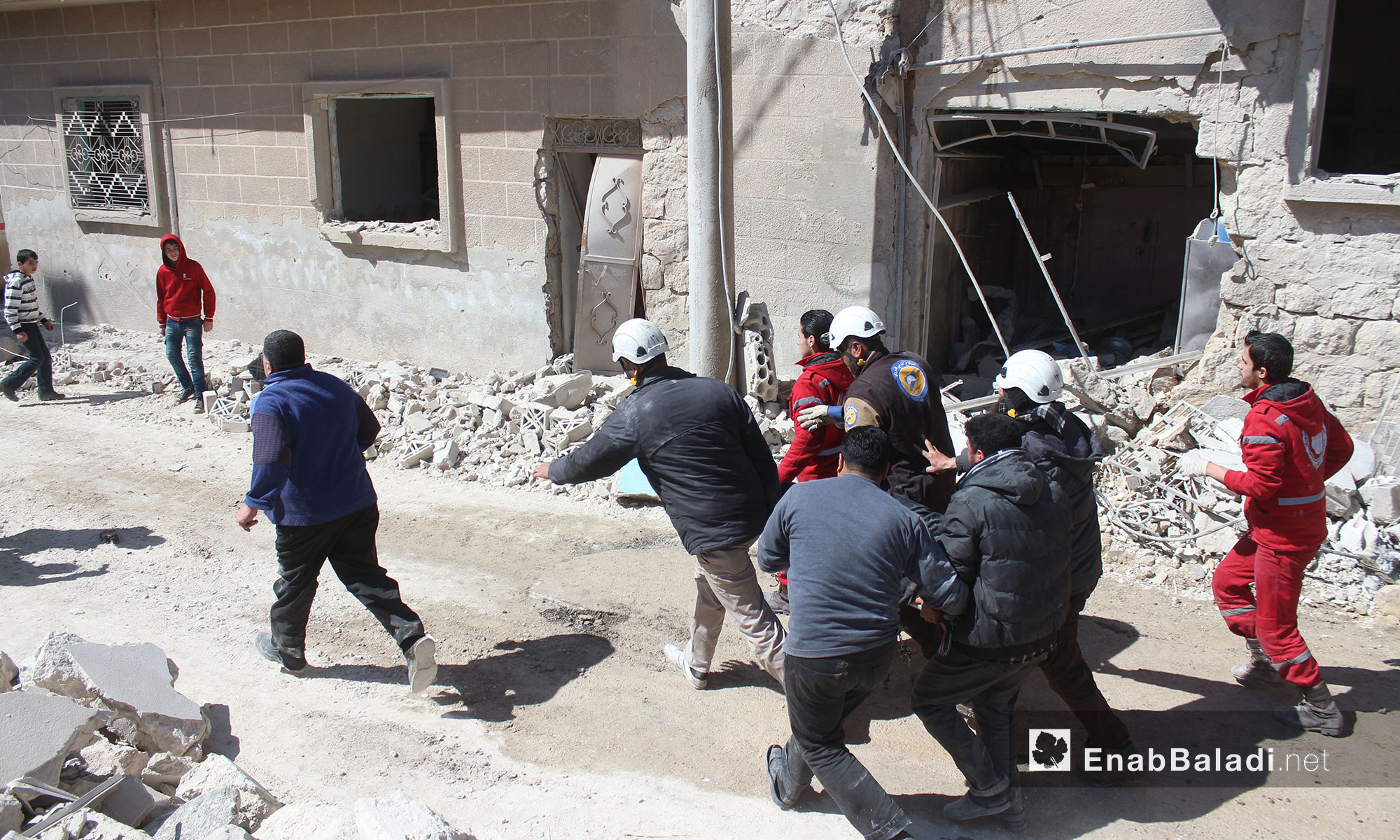 ضحايا أطفال ونساء ودمار في منازل المدنيين جراء قصف الطيران الحربي مدينة إدلب - 19 آذار 2017 (عنب بلدي)