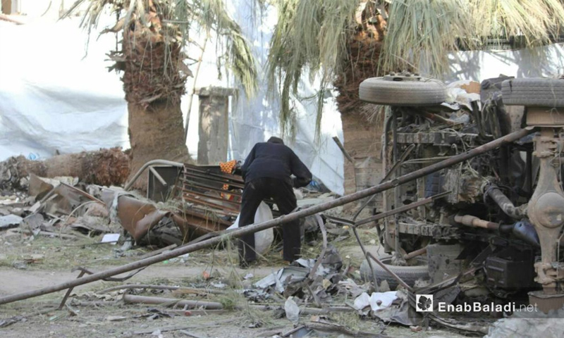 رجل وسط الدمار في الوعر المحاصر في حمص - 26 شباط 2017- (عنب بلدي)