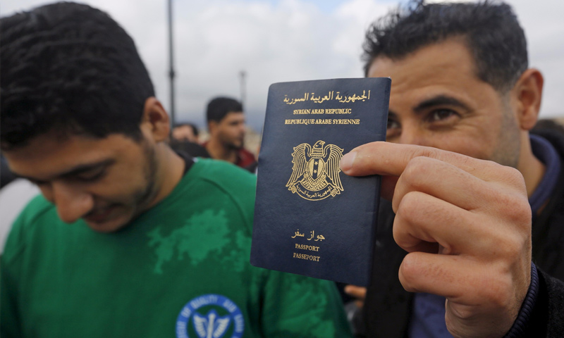 لاجئ يحمل الجواز السوري بعد عملية إنقاذ في مدينة "كوس" اليونانية - 29 أيار 2015 (رويترز)