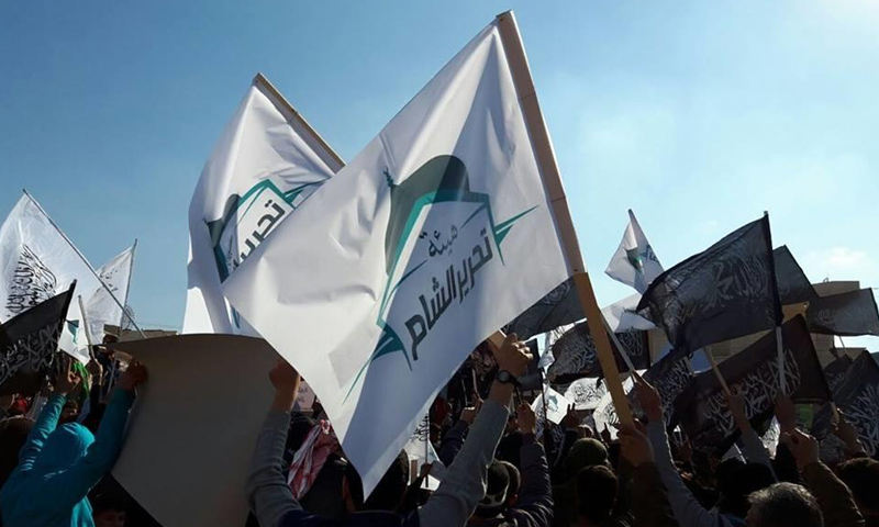 راية هيئة تحرير الشام في مظاهرة شمال سوريا (انترنت)