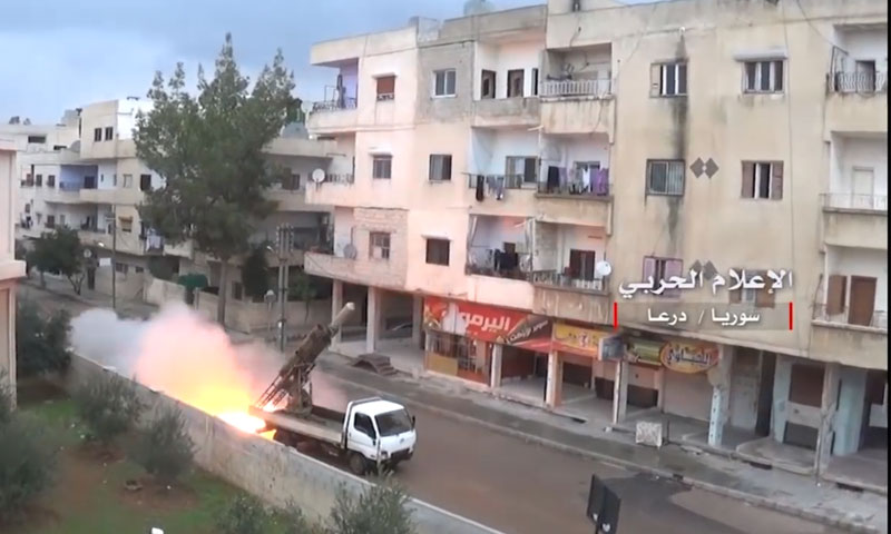 راجمة صواريخ فيل تشن هجمات من بين المنازل في حي السحاري (الإعلام الحربي للنظام)