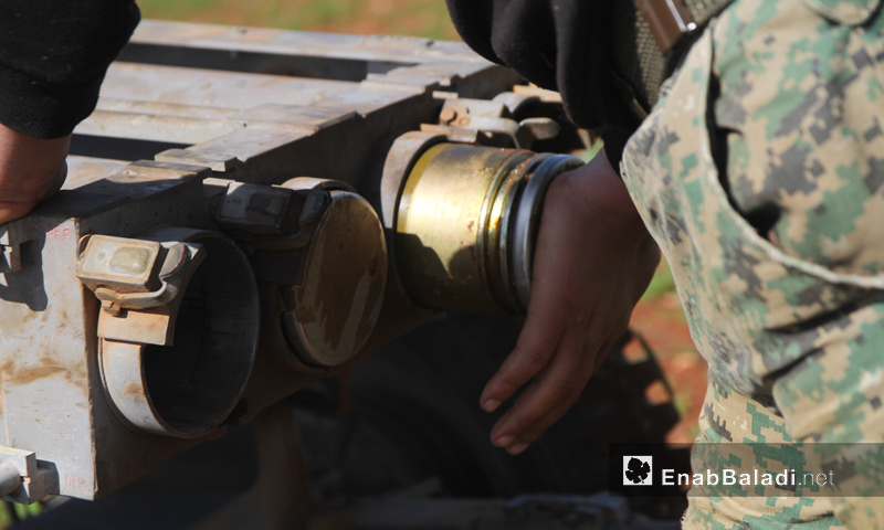 تجهيز القذائف قبيل انطلاق معركة "صدى الشام" في ريف حماة الشمالي الغربي- 25 آذار (عنب بلدي)