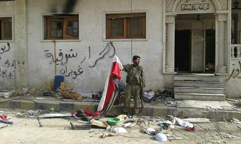 مقاتل من "درع الفرات" في بلدة تادف عقب خروج قوات الأسد منها- الأحد 26 آذار (تنسيقية الباب)