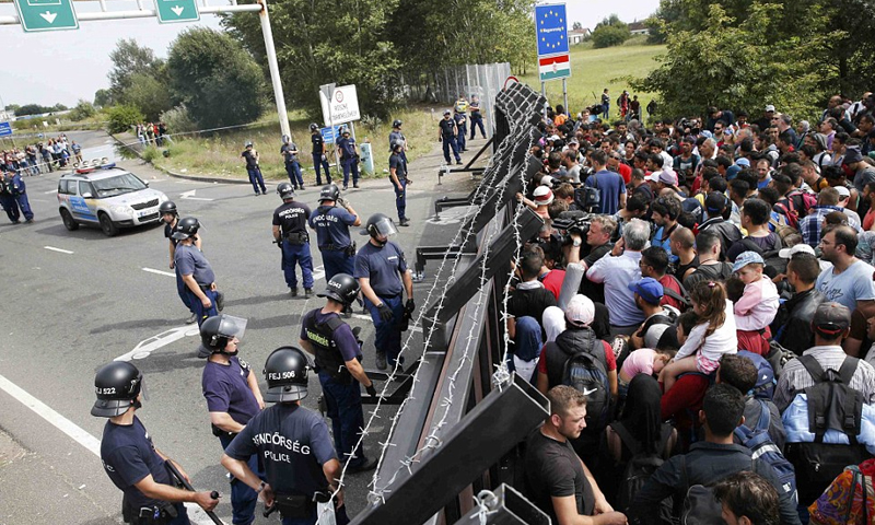 اشتباكات بين مهاجرين والشرطة المجرية على الحدود مع صربيا - (انترنت)
