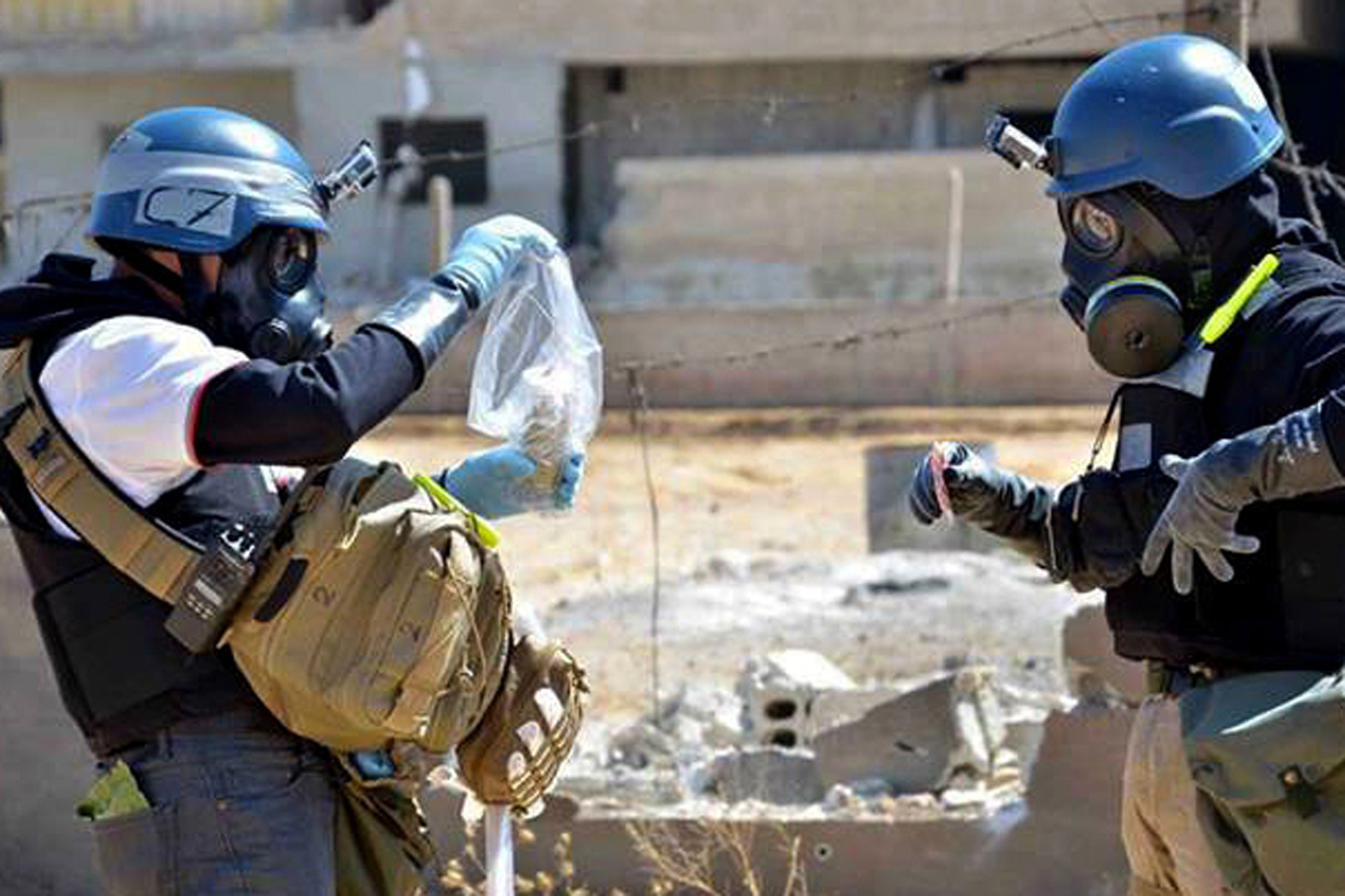 مفتشون أمميون في منطقة عين ترما في الغوطة الشرقية- آب 2013 (AP)