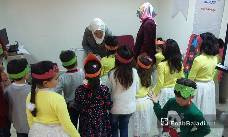 أطفال سوريون يؤدون عرضًا مسرحيًا في أورفة التركية - 4 آذار 2017 (عنب بلدي)