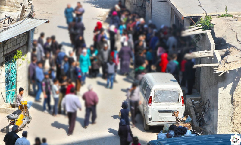 مواطنون من برزة يقفون للحصول على مادة الخبز- الخميس 30 آذار (مكتب برزة الإعلامي)