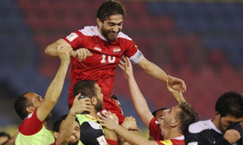 لاعبو المنتخب السوري يرفعون فراس الخطيب على الأكتاف بعد الفوز على أوزبكستان (انترنت)