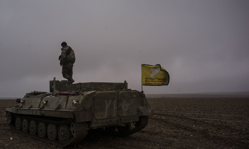 آلية عسكرية تابعة لقوات سوريا الديموفراطية في محيط مدينة الرقة - (AFP)
