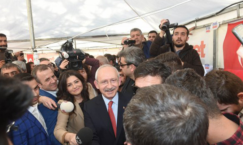 زعيم حزب الجمهور الشعبي التركي كمال قيليتشدار أغلو في زيارة لخيمة موالية للاستفتاء في مدينة غازي عنتاب (5F Haber)