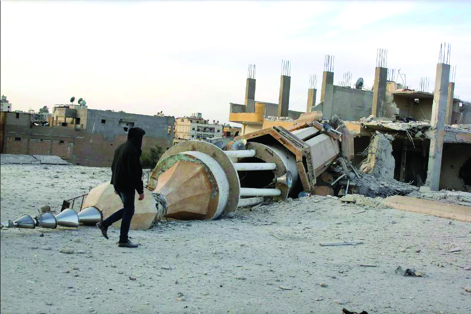 مأذنة مسجد في الرقة سقطت جراء غارات طيران التحالف الدولي على المدينة - (إنترنت)