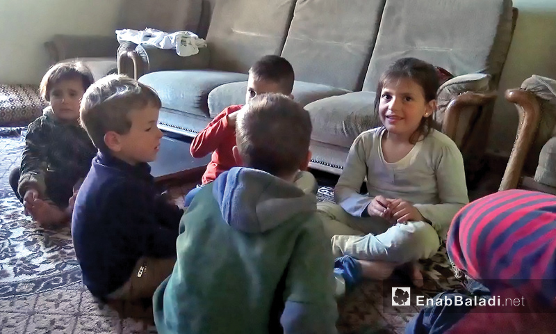 أطفال يلعبون سوية في بيتهم الذي تعيش فيه خمسة عوائل بإدلب - 15 نيسان 2017 (عنب بلدي) 