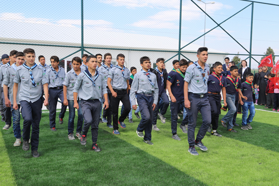 فعاليات افتتاح ملعب كرة قدم للاجئين السوريين في مركز "بوينو يوغون" للإيواء في ولاية هاتاي- تركيا (الأناضول)