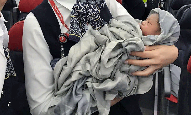 الطفلة "كاديجو" التي ولدت على متن طائرة الخطوط الجوية التركية- 7 نيسان (الأناضول)