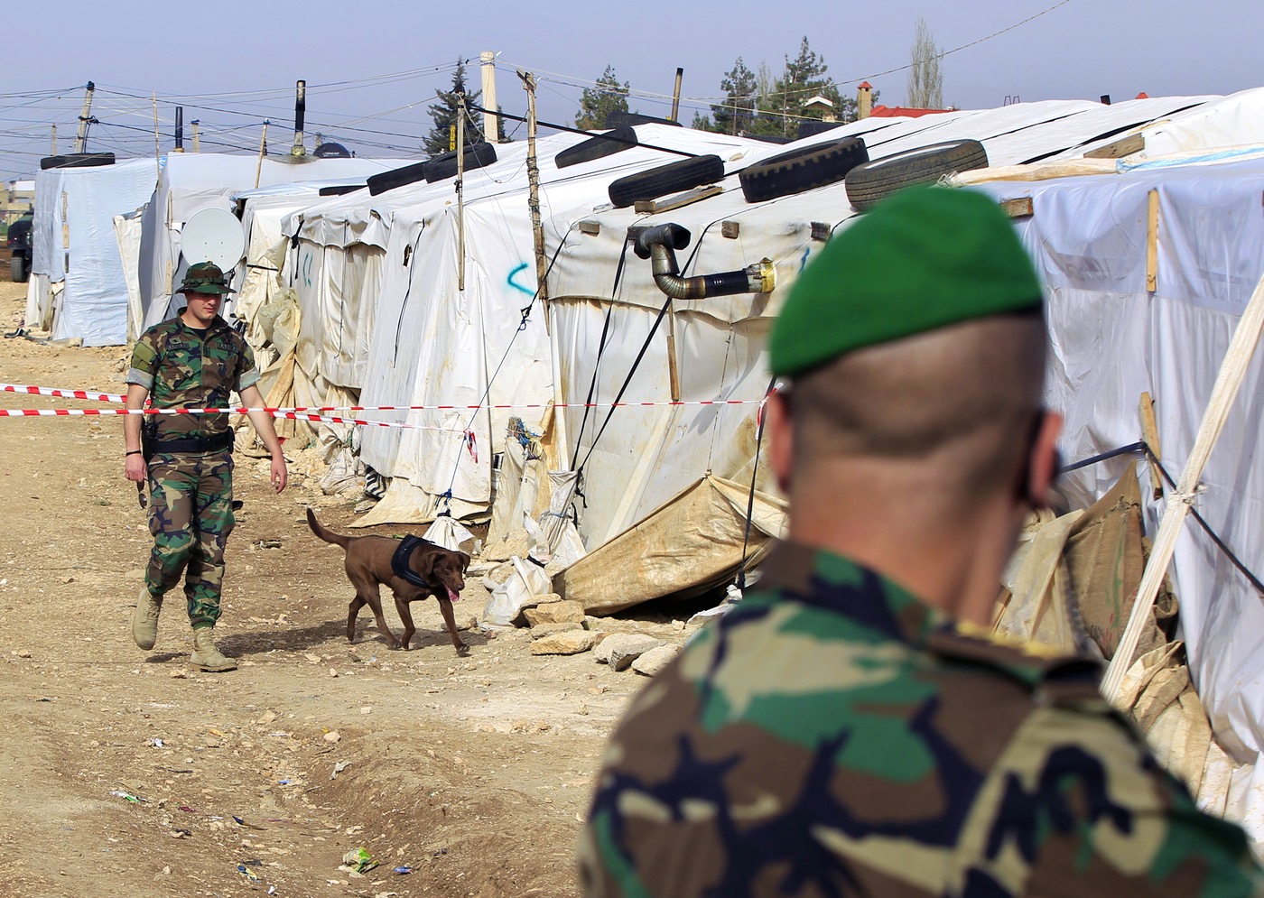 جنود لبنانيون في مخيم لللاجئين السوريين في بلدة الدلهمية في البقاع قبل زيارة مسؤول رفيع المستوى (AP)