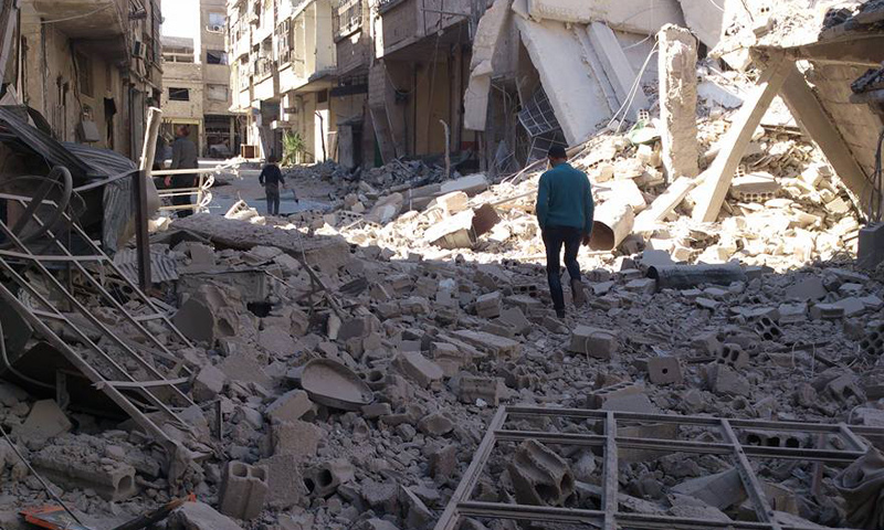 دمار واسع خلفته غارات جوية على مدينة عربين في الغوطة الشرقية- الجمعة 7 نيسان (تنسيقية عربين)