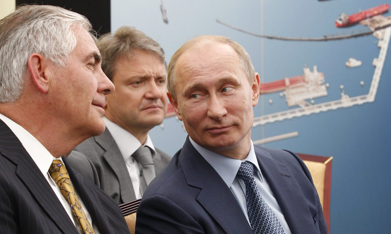 الرئيس الروسي، فلاديمير بوتين، يرمق وزير الخارجية الأمريكي، ريكس تيلرسون، في زيارة سابقة إلى موسكو (AP)