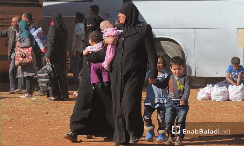 أم حمصية وأطفالها عند وصولهم إلى إدلب من حي الوعر - 25 نيسان 2017 (عنب بلدي)