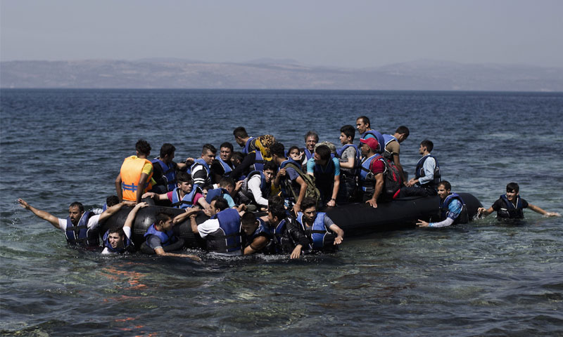 سوريون يقطعون البحر وصولًا إلى اليونان (AFP)