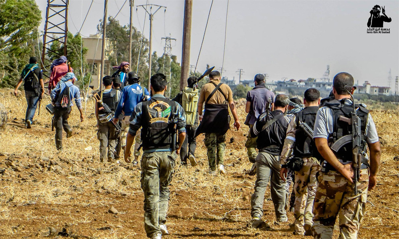 مقاتلون في أرض زراعية بريف درعا - 2 آب 2014 (عدسة ابن البلد)