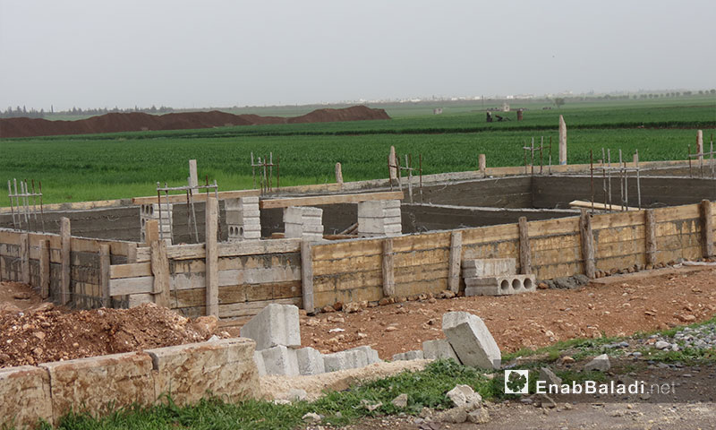 أساسات لأحد البيوت المبنية حديثًا في بلدة احتيملات شمال حلب - 20 نيسان 2017 - (عنب بلدي)