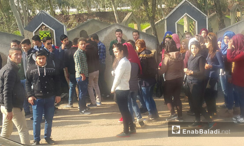طلاب جامعات مدينة حمص على أطراف حي الوعر المحاصر- ا نيسان 2017 - (عنب بلدي)