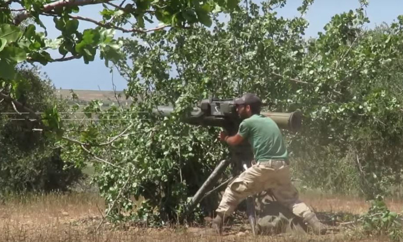 مقاتل من جيش العزة أثناء استهداف قوات الأسد بريف حماة الشمالي - 25 نيسان - (جيش العزة)