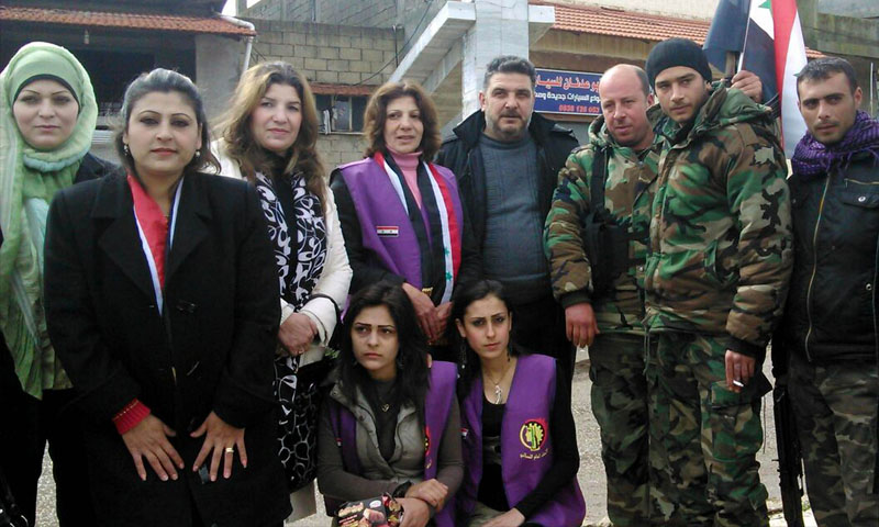 عضوات في فرع الاتحاد العام النسائي في حماة مع ناصر من قوات الأسد - 2015 (سانا)
