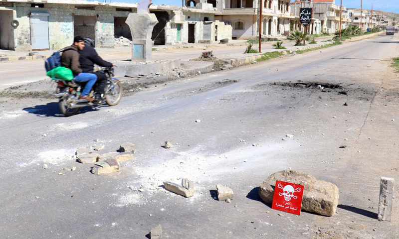 مكان سقوط قنبلة تحتوي مواد كيماوية في خان شيخون- 5 نيسان 2017 (رويترز)