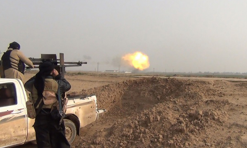 مقاتلين من تنظيم الدولة الإسلامية على أسوار مطار التي فور_(أعماق)