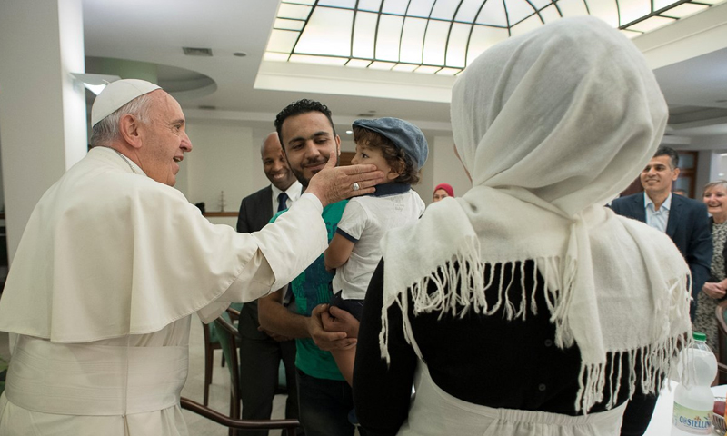 بابا الفاتيكان يستقبل ثلاث عائلات سورية - الثلاثاء 4 نيسان 2017 - (صحيفة اوسرفاتوري رومانو)